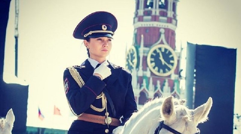 Сотрудница российской конной полиции стала мега популярной у японцев (5 фото)