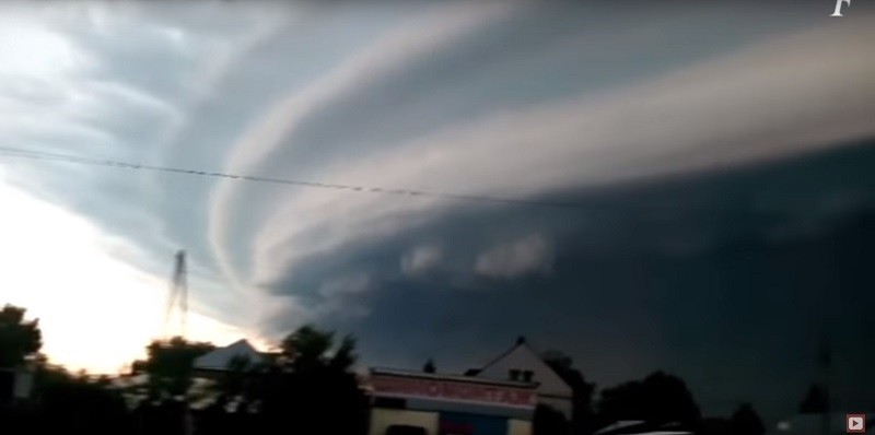 Апокалипсис в Барнауле. На город обрушилась стихия с молниями (видео)