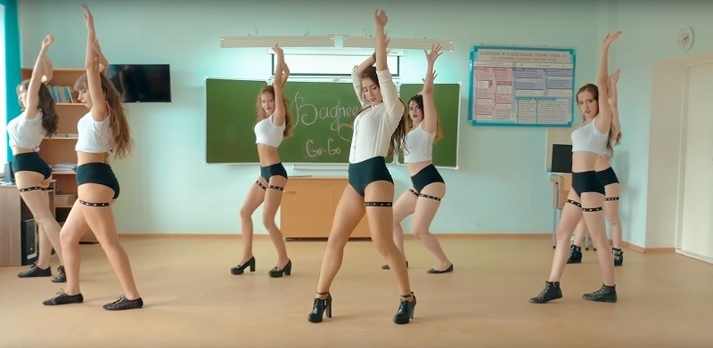 Девушки танцовщицы зажгли под Scandalous в школе и набрали более 300 тысяч просмотров