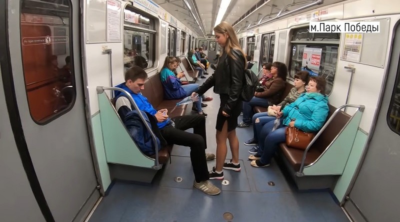 Феминистка из Санкт-Петербурга в метро атаковала мужчин с широко раздвинутыми ногами