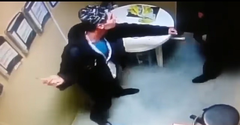 Парень в нижнекамском магазине перерезал себе горло и скончался (жуткое видео 18+)