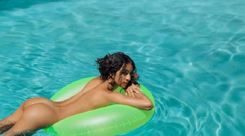 Модель Playboy Кира провела инспекцию бассейна (29 фото)