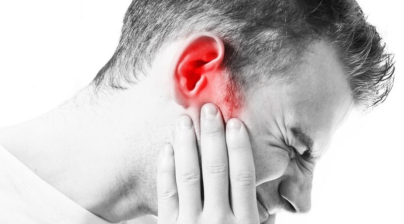 Чому виникає біль у вусі