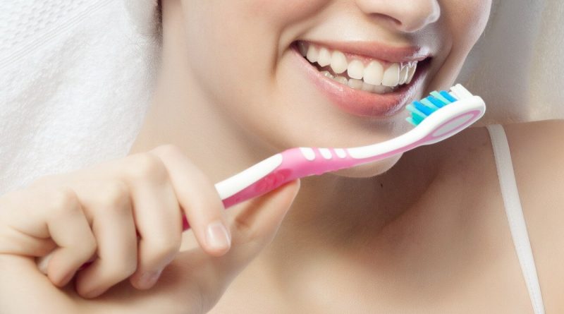 Как правильно чистить зубы зубной щеткой