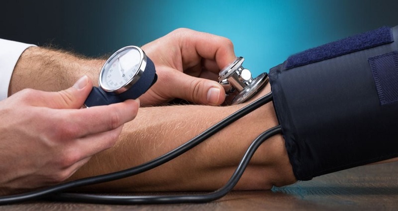 Почему осенью давление может повышаться: естественные причины и как с ними справиться