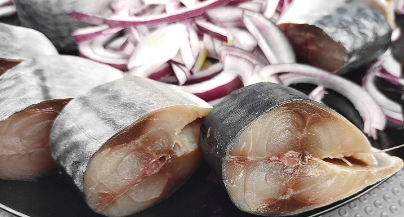 Як засолити скумбрію: класичний рецепт у домашніх умовах